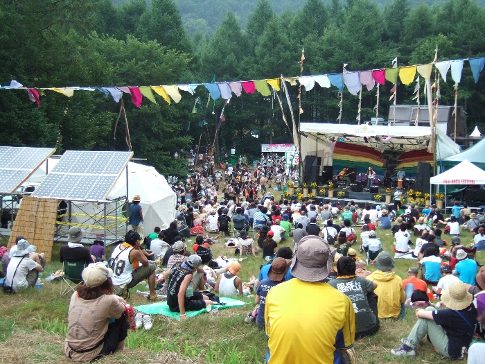 フジロックフェスティバルでは唯一、最前列でも座って見るステージです。 