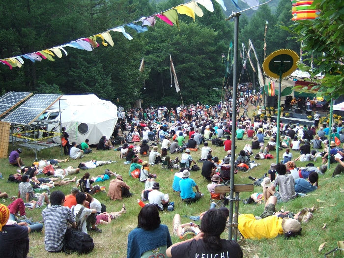 ステージの奥がホワイトステージ側、左がフィールド・オブ・ヘブン側。 