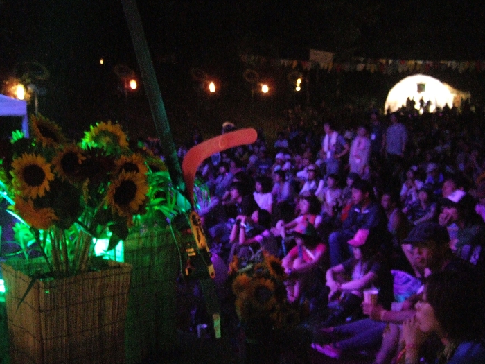 夜のステージ脇。