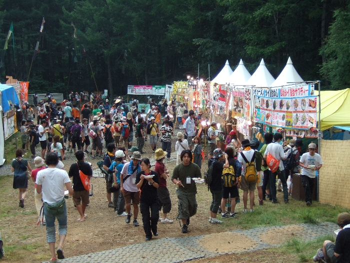 アバロンフィールドの飲食店通り。奥の方から撮影。
