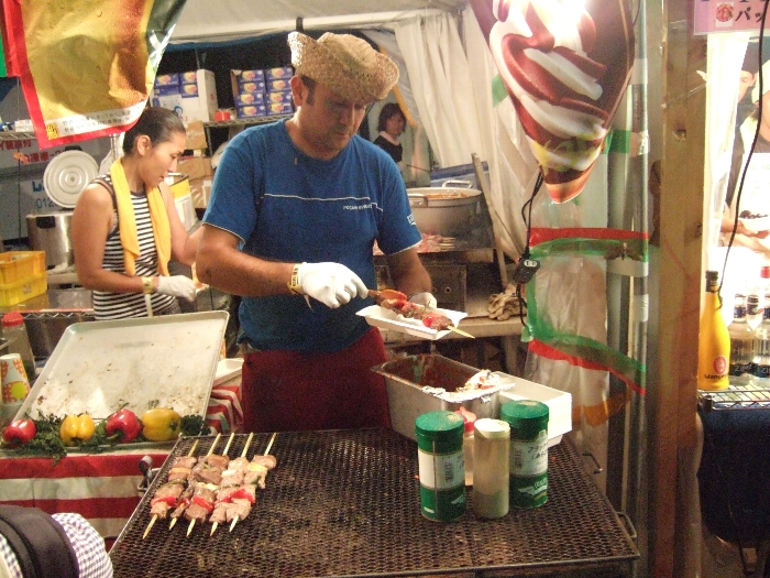 シャシリク（串焼き）。結構大きく、向かいの朝霧食堂のぐるぐるウィンナーよりはお得です。 