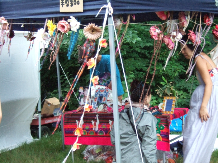 髪飾りの販売店。鏡もあります。 