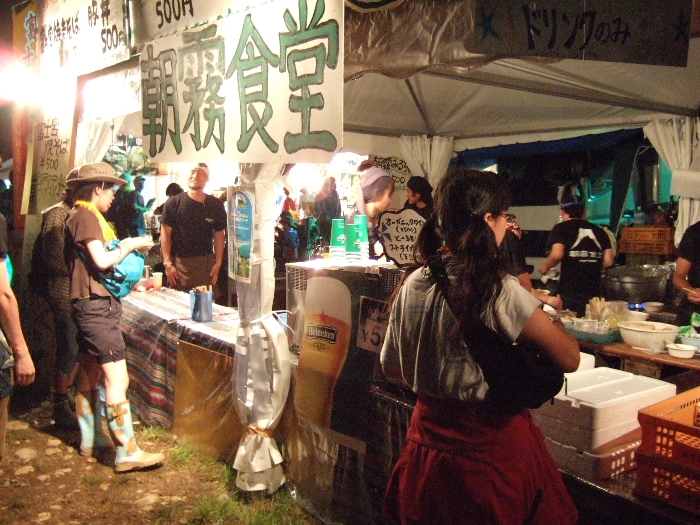 午後11時40分ごろ。フィールド・オブ・ヘブンの公演が終わってもまだ営業しているようです。 