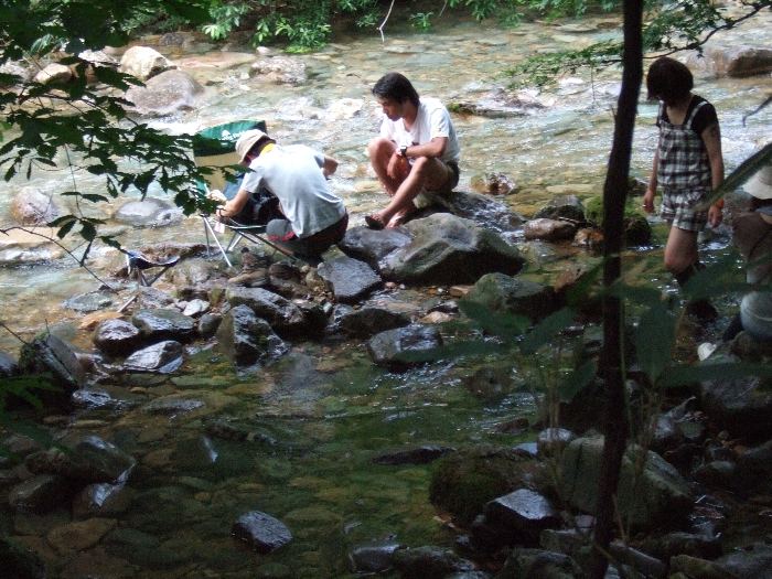 浅貝川で涼む人。 