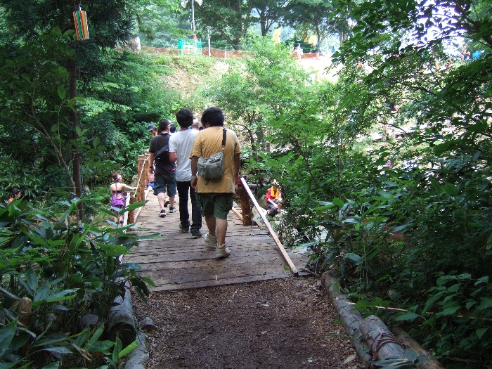 浅貝川を渡るみどり橋。2005年は「みどり橋」の看板がありましたが、ここ数年はありません。 