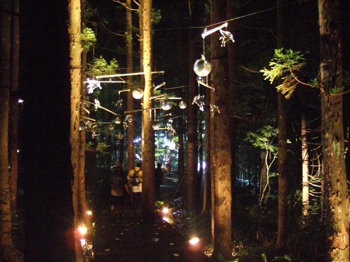 ミラーボールの下を通過する人。 