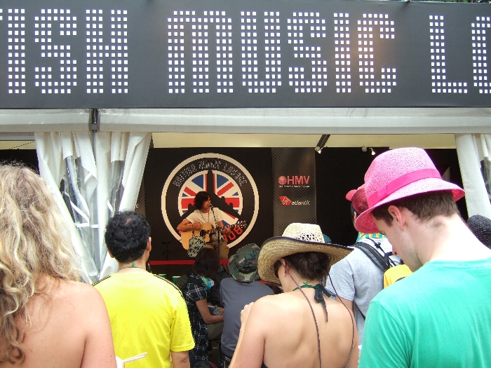 ブリティッシュ・ミュージック・ラウンジ内で弾き語りをする人。 