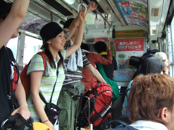 シャトルバスの中。右側にステージが見えています。 
