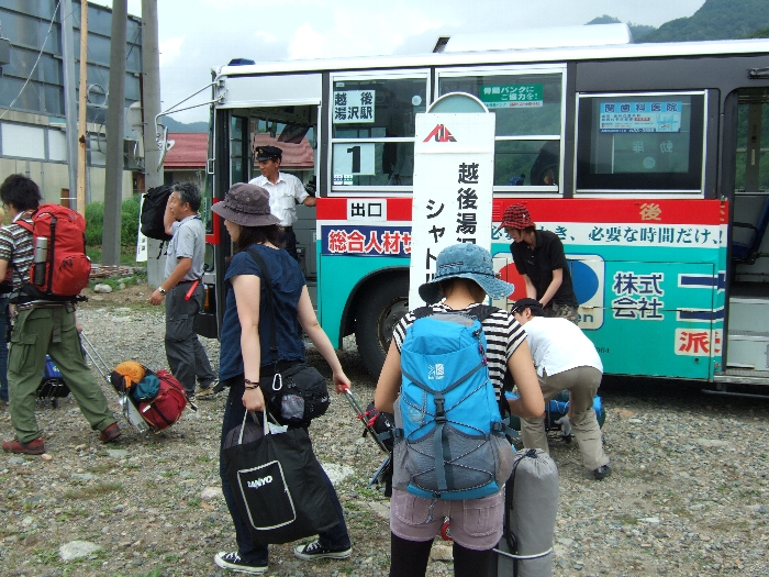 シャトルバスの臨時停留所。 