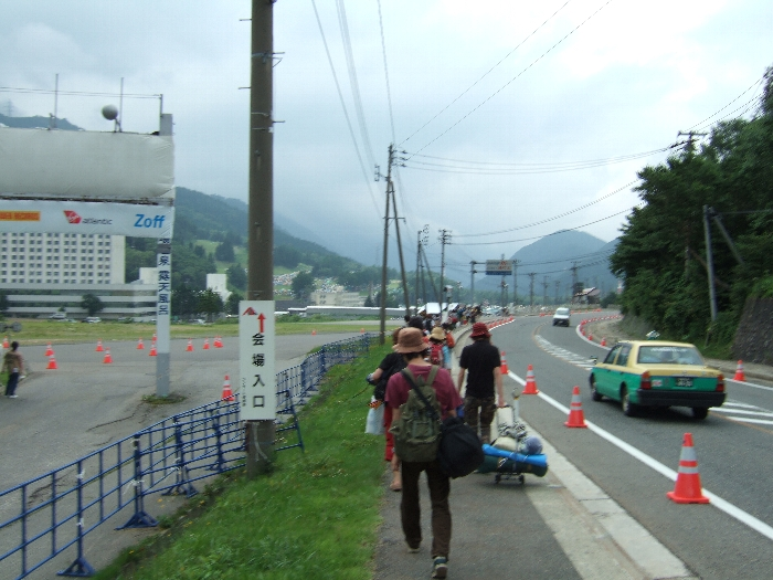 会場まで歩いて行く参加者。 