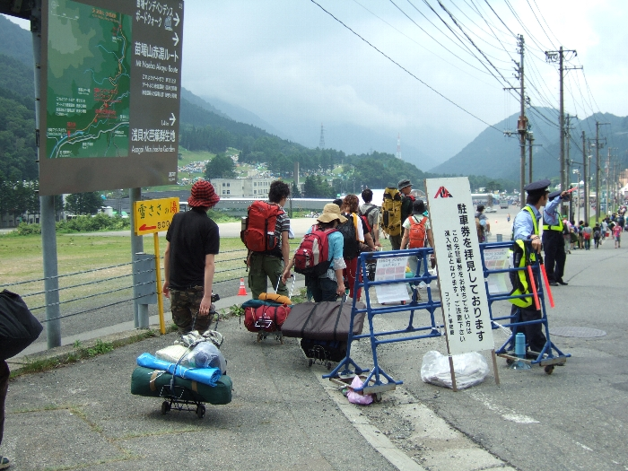 荷物はカートで運ぶのが一般的です。 