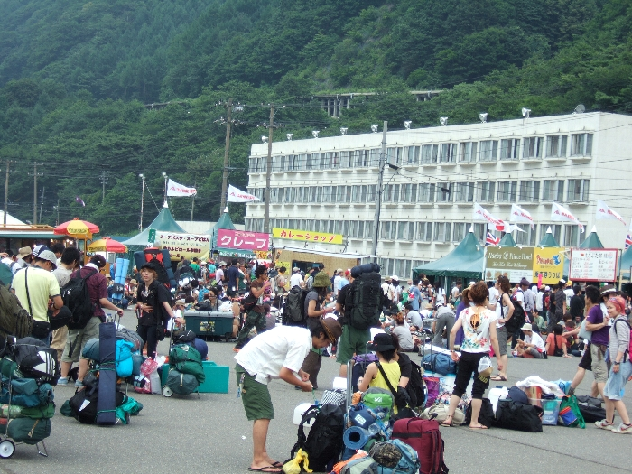 場外で荷物を降ろす人たち。 