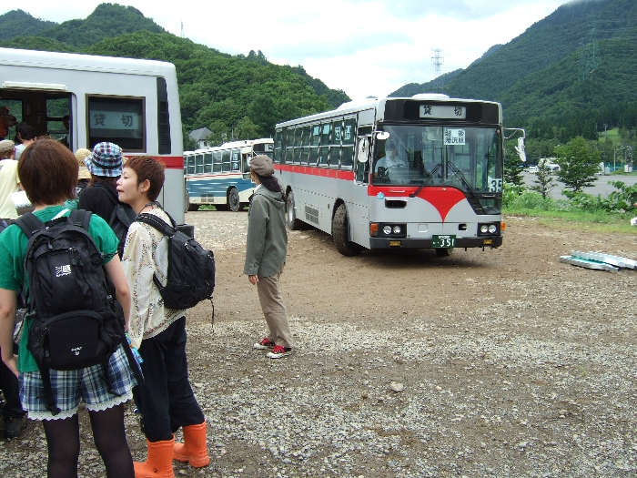 シャトルバスに間に合わなかった人は通常の路線バスに乗れば越後湯沢駅に行けます。 