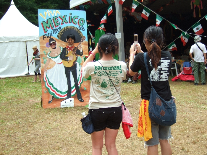 観光地によくある呼び名の分からない板。メキシコをイメージしています。フジロックフェスティバル会場内で初めてヒスパニック系、ラテン系に特化したスペースということになります。