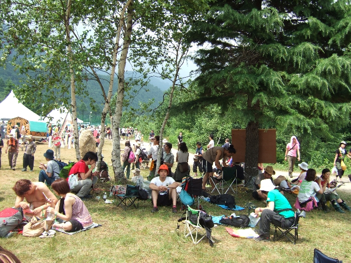 木陰はどこでも人が集まります。 