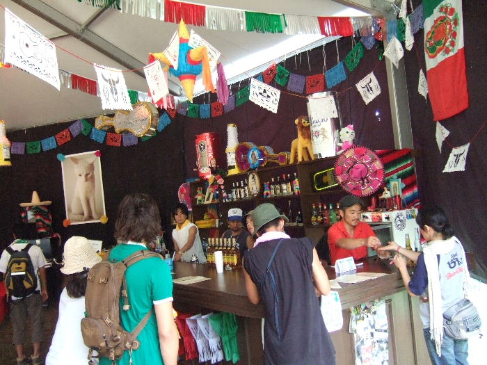 テント内バーもあります。 