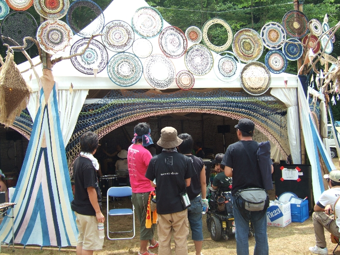 パーカッションを打ち鳴らすテント。 