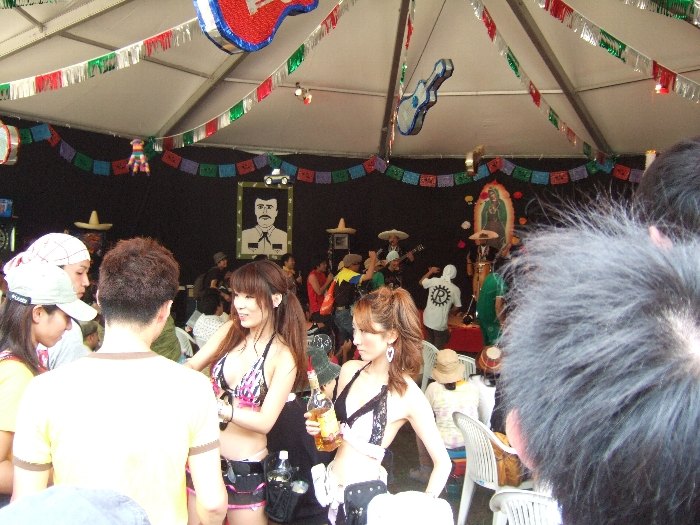 お酒をついで回る女性が2人いました。お酒は有料です。 