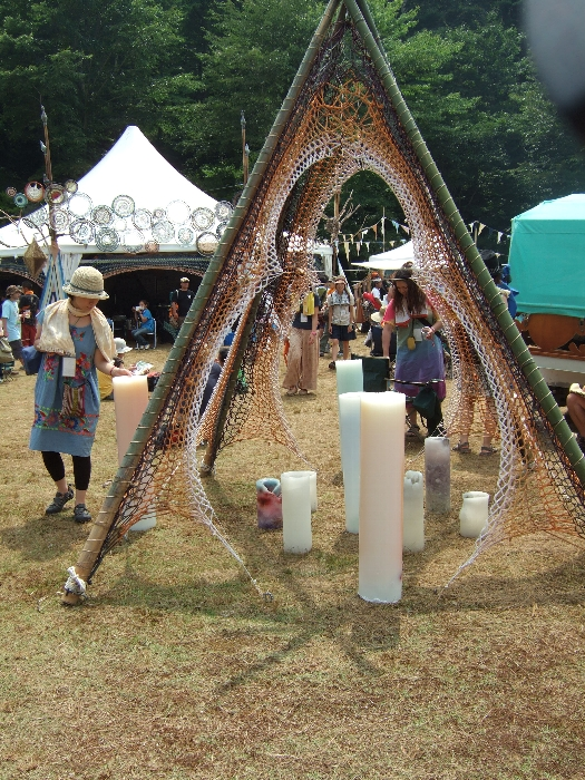 ろうそくは空きスペースを容易に埋めることができるので、各地で見られます。 