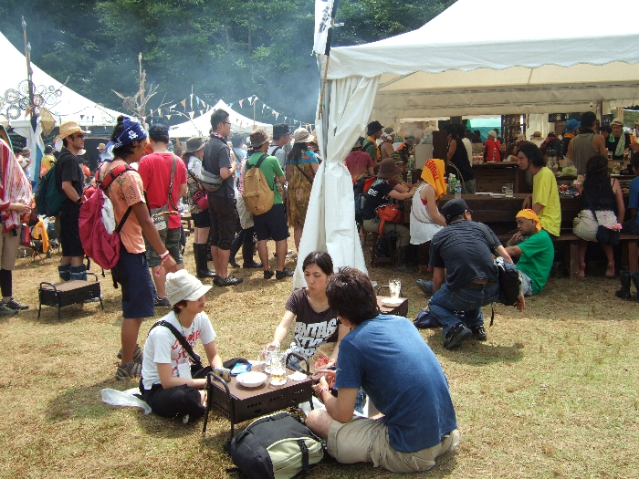 バーベキューもできそうなテーブルです。本当にできるかどうかは分かりません。 