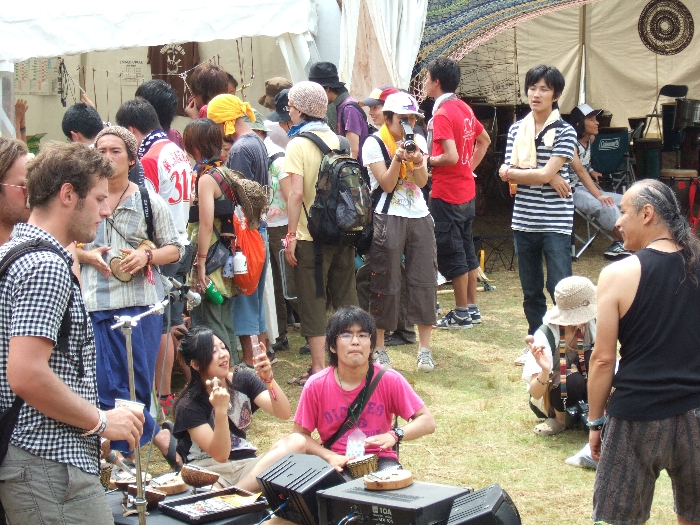 客で賑わう打楽器屋さん。 