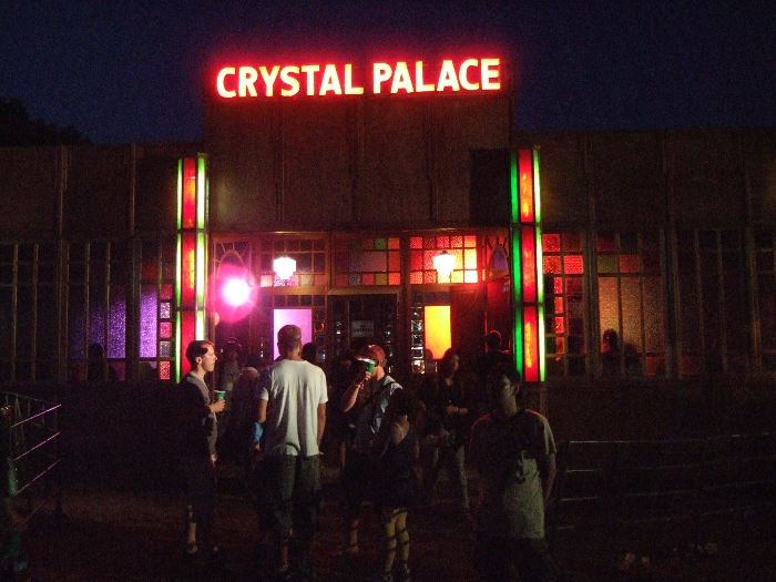 パレス・オブ・ワンダーの一画にあるクリスタル・パレスの入り口。これだけ見ると海外のイベントホールのようです。