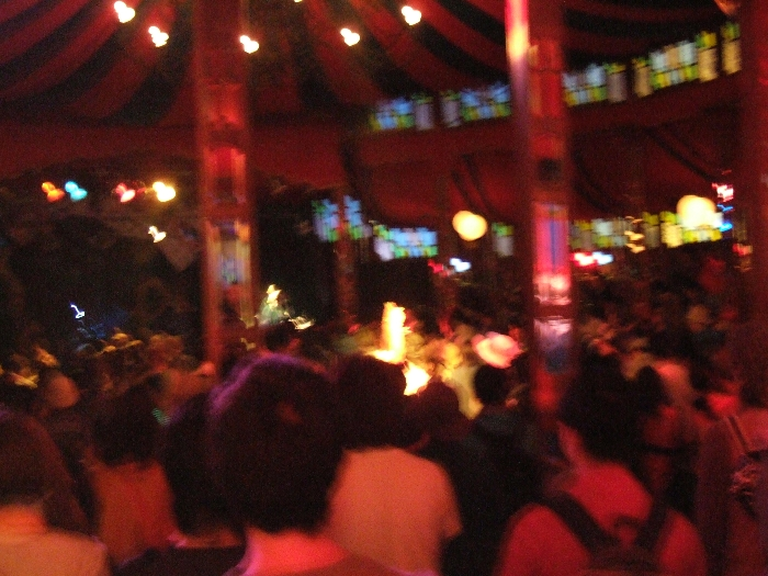 クリスタル・パレスの中は基本的に赤く暗い。 