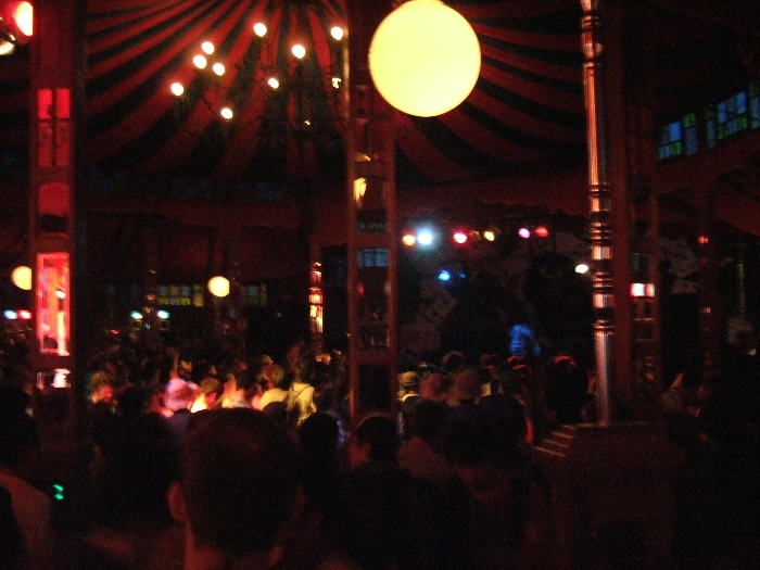 奥の方で生演奏しています。ロックではない音楽が多いようです。 