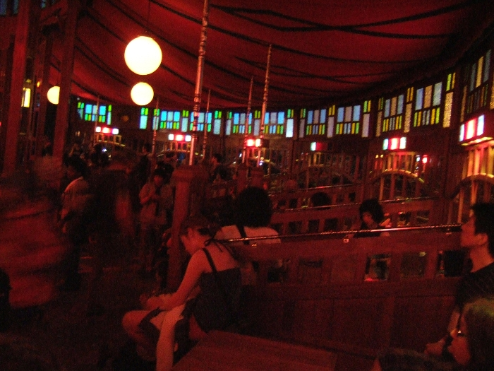 周囲はテーブルといすがあります。 