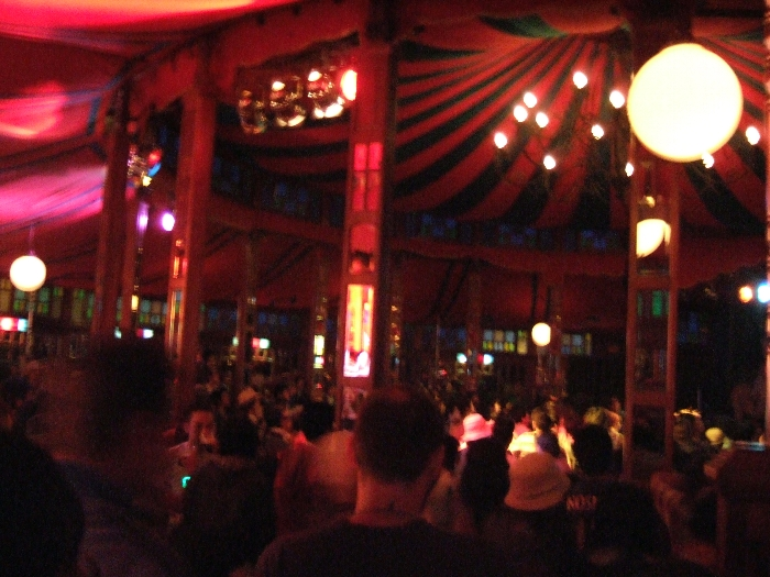 ダンス音楽が流れることが多く、建物の構造もダンスしやすくなっています。 