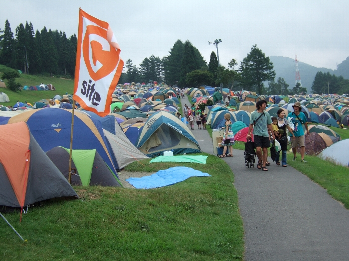 近くもなく、遠くでもないキャンプサイトC。 