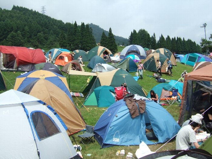 入り口にそこそこ近いので斜面でもテントが設営されます。 