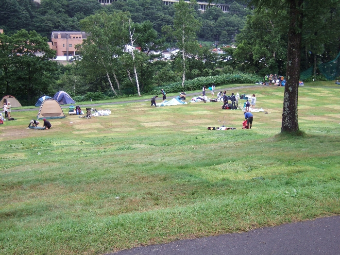 テントの跡が残る芝生。 