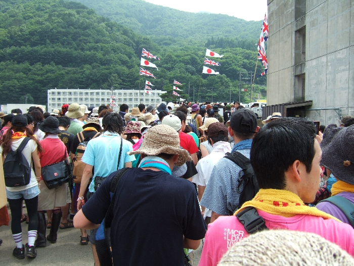 1日目の午前10時前。人で渋滞しています。 