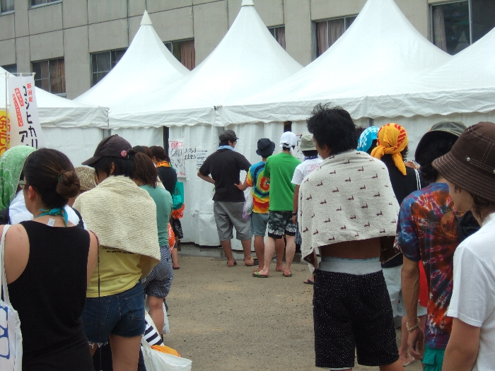 冷水シャワーに並ぶ人たち。 