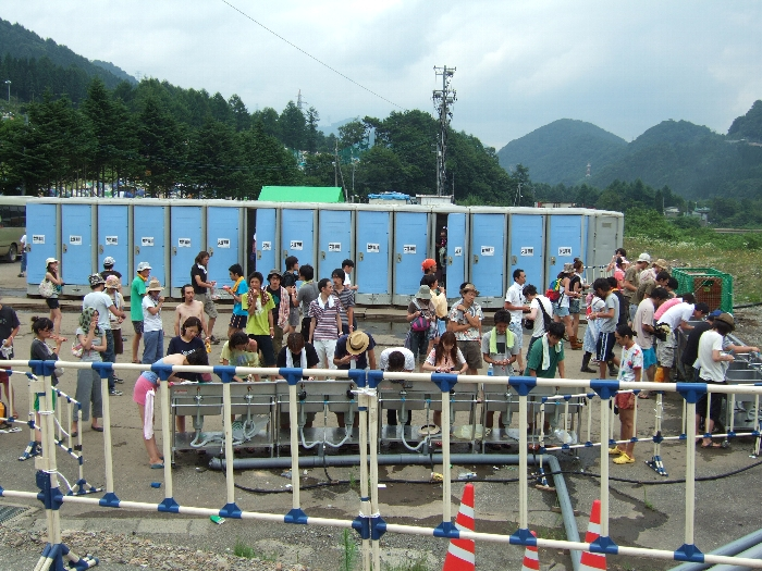 洗面所。トイレは男子と女子に分けられています。