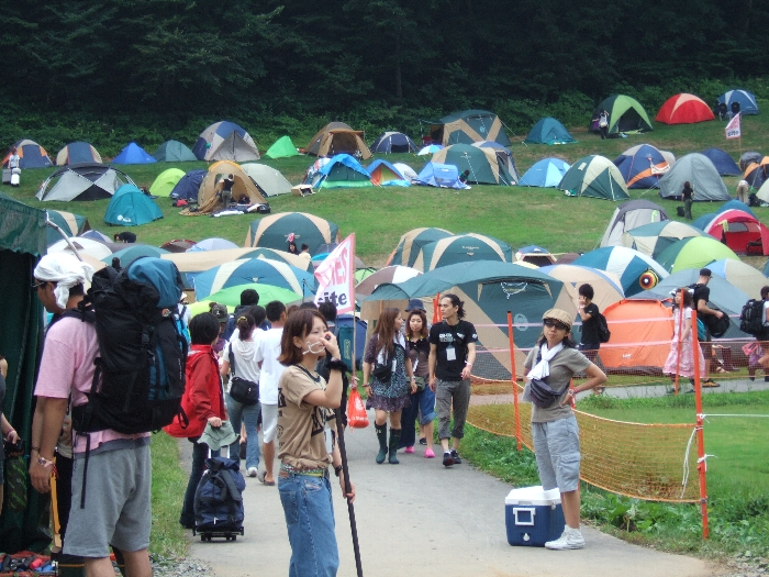 入り口。2、3年前に舗装され、カートで通過しやすくなりました。以前は砂利道に板やシートを敷いていました。 