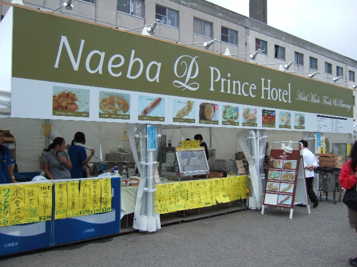 毎年キャンプサイトの前に出店しているプリンスホテルの店。スペースも広い。 