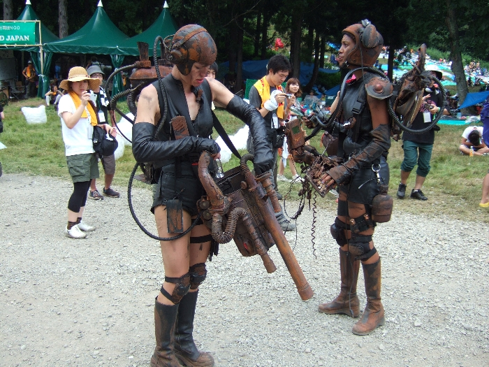 「武器」は廃材を加工して作っているようです。 