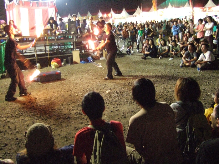 2人で受け渡ししながらジャグリング、と言葉で書いても分かりにくい。 