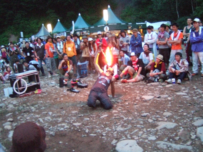 火がついたまま口の中に入れます。しゃべりもうまい。