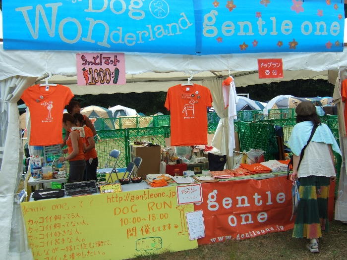 ドッグランの受け付けとTシャツ販売。 
