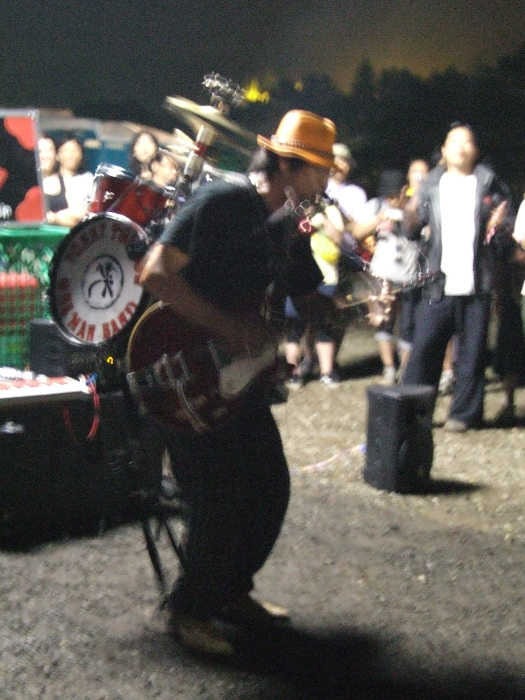 深夜のオアシスエリアで演奏するワンマンバンドの人。 