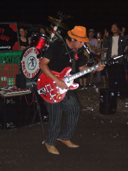 背中の打楽器は足で演奏します。 