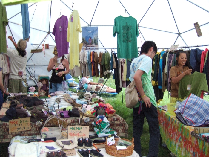 通常のテントなら3店舗分くらいありそうなスペースです。 