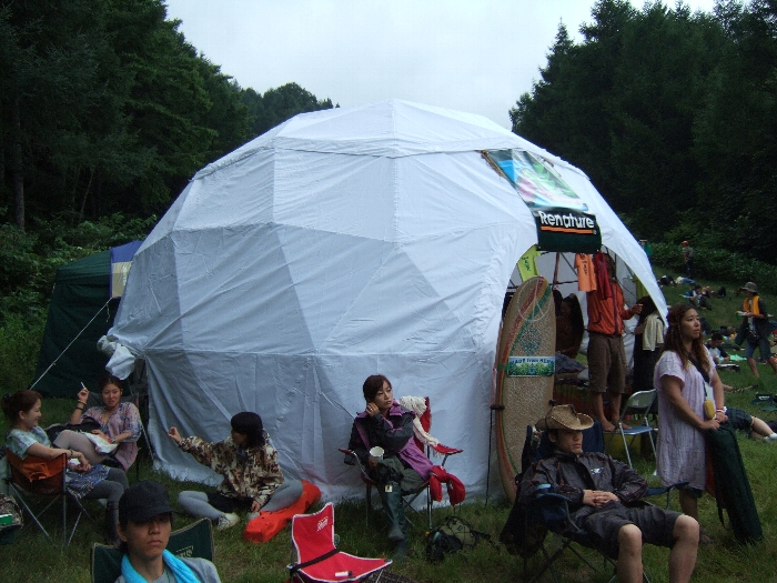 アバロンフィールドのドーム。午後3時半ごろの撮影ですが、暗いですね。 