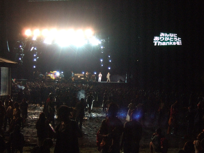 3日目の公演がすべて終わり、進行役の2人がステージに出てきているところです。 