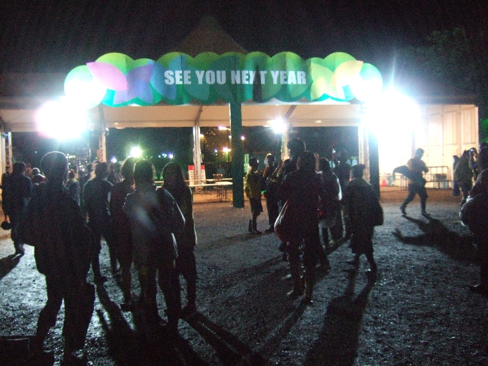 入場ゲート。午前1時40分でも入場の時はリストバンドのチェックをしています。 