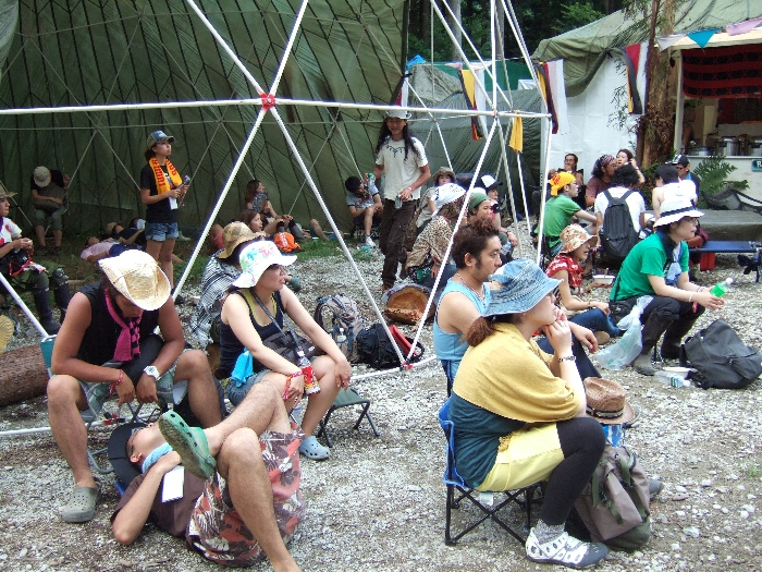 座って眺める人たち。 