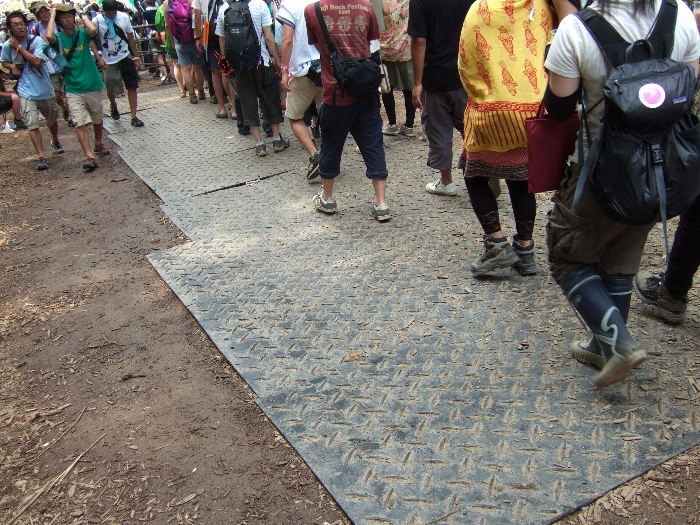 ぬかるみ対策のゴム板。 